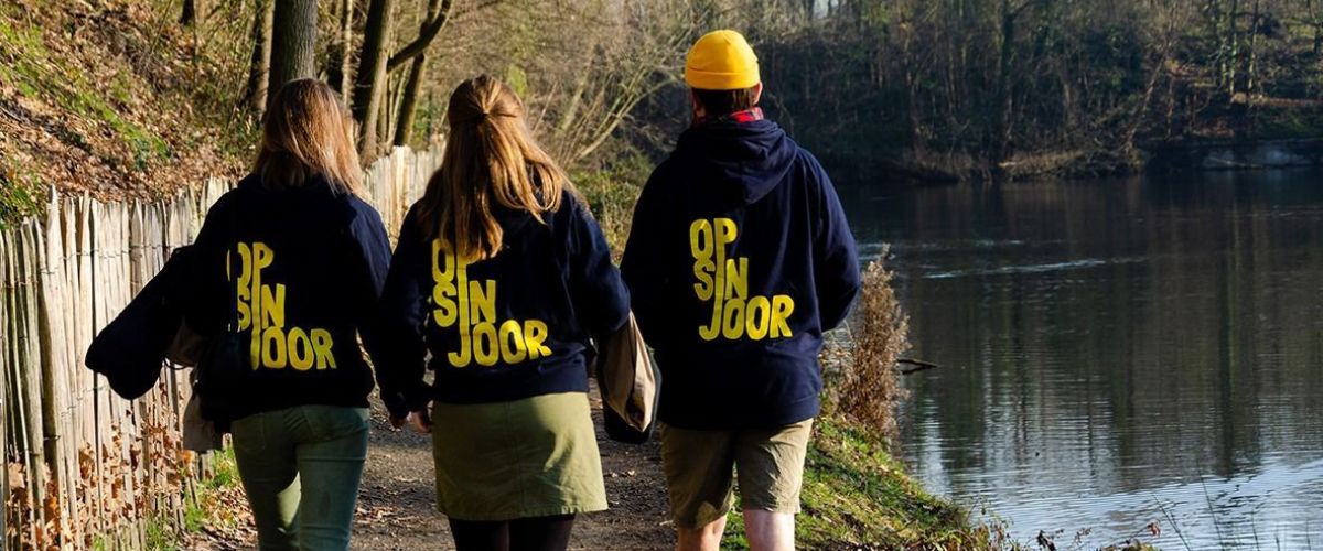 drie vrijwilligers met truien van gouw opsinjoor aan drie vrijwilligers met truien van gouw opsinjoor aan