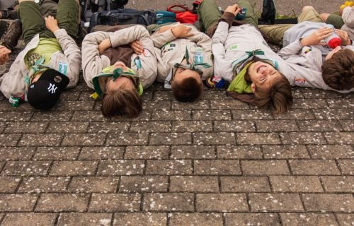 Jonggivers liggen geblinddoekt op een rijtje op de grond