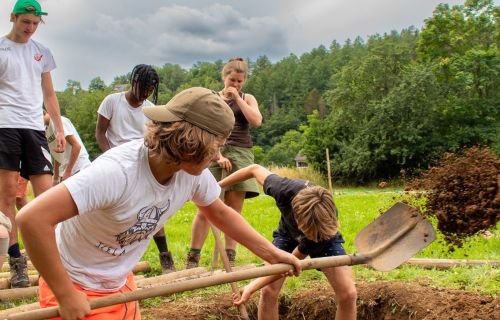 Givers schuppen HUDO op kamp