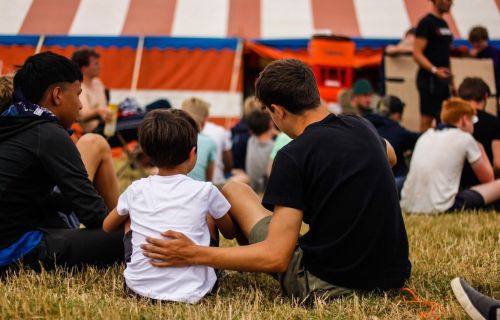 Leider ontfermt zich over kleine kapoen