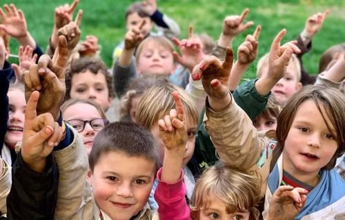 Groep kapoenen die allemaal hun vinger opsteken