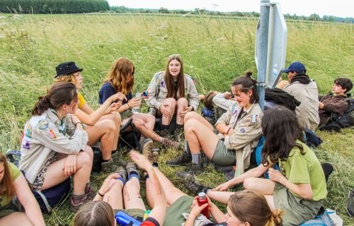 Een groepjes givers op tocht rusten even uit langs de kant van de weg.