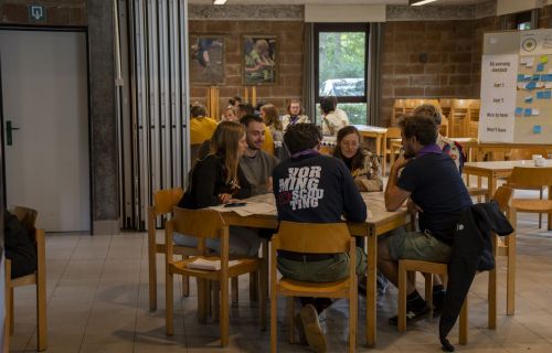 Vrijwilligers vergaderen rond een tafel