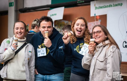 Vier groepsleiding die breed glimlachen