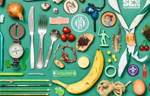Foto van een detail van de XL-spelposters met scoutsvoorwerpen en scoutstermen