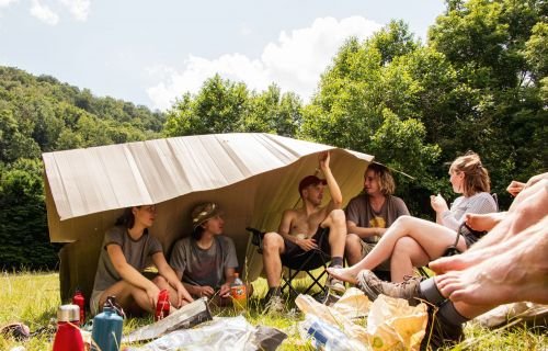 givers schuilen voor de felle zon onder een groot karton