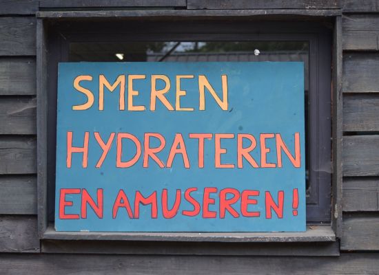 Uithangbord 'Smeren, hydrateren en amuseren'