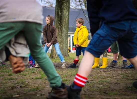 Een scoutsgroep speelt chinese voetbal.