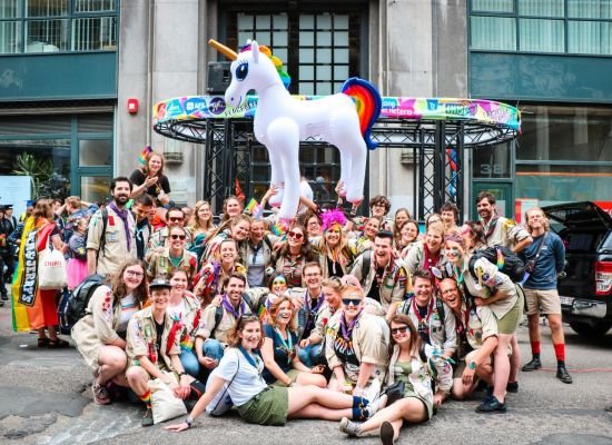Groepsfoto van scoutsleiding op de pride in Brussel.
