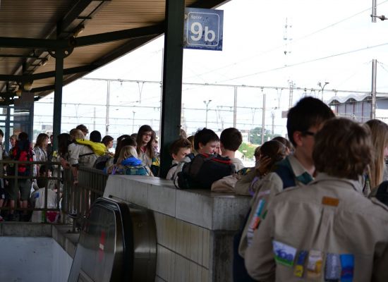 groep scouts wacht op de trein