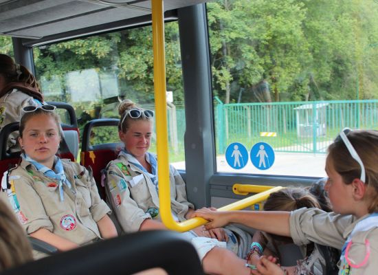 Drie gidsen op de bus