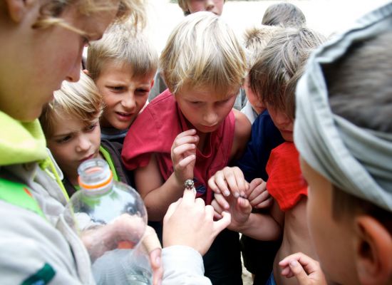 een groep kinderen die dicht op elkaar staan.