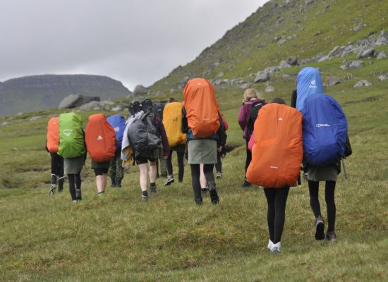 jins op tocht in bergen