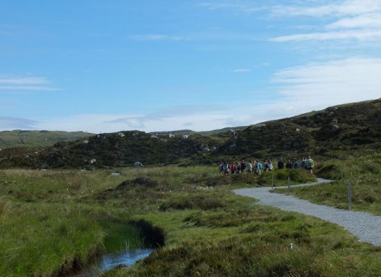 groepje scouts aan het wandelen in de natuur 