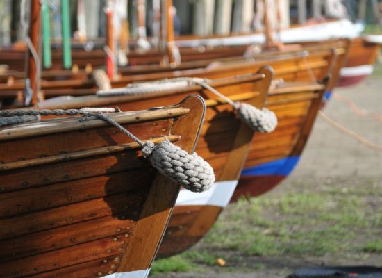 Mooie houten zeilboten op een rij.