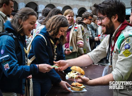 Eten uitdelen tijdens het Groepsleidingscongres