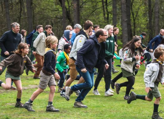 ouders en kinderen aan het lopen voor het bos