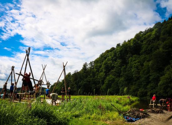 een grote sjorconstructie opbouwen in groep