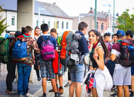 groep jongeren met rugzakken