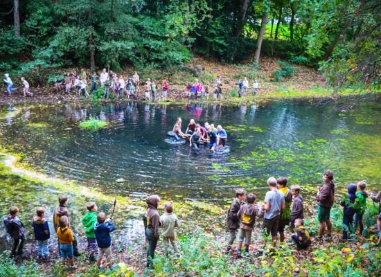 scoutsgroep in en rond een vijver