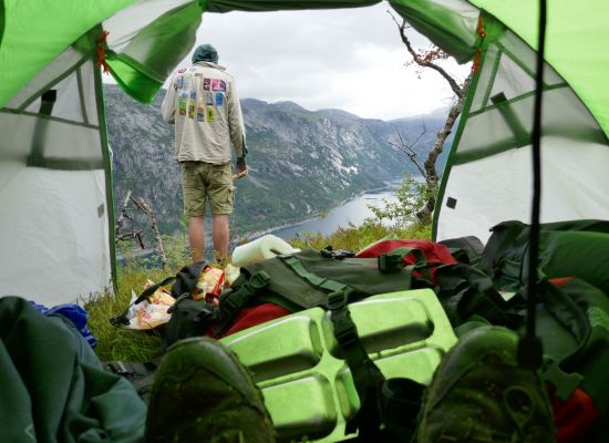 zicht op een bergmeer vanuit de tent