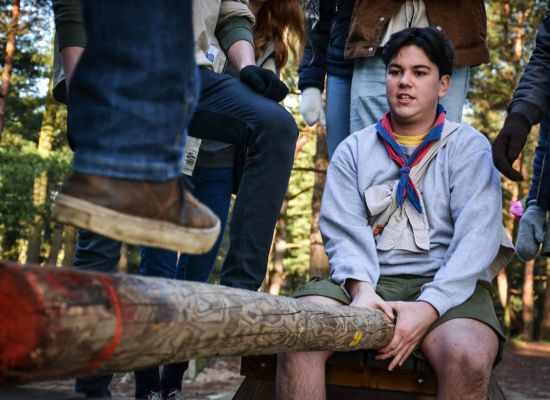 scout zit op een balk