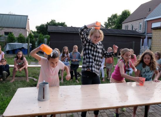 kinderen plaatsen beker water op hun hoofd