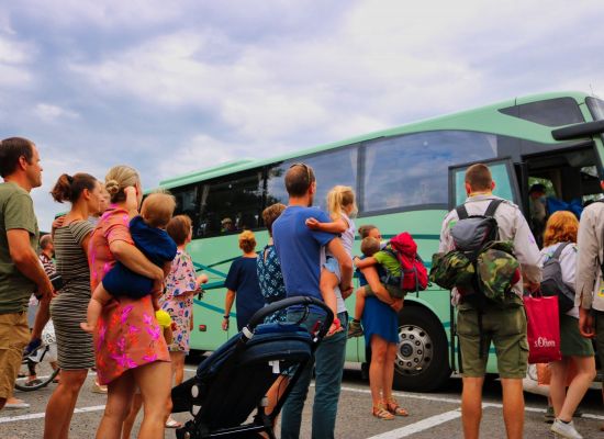 scouts en gidsen vertrekken met de bus