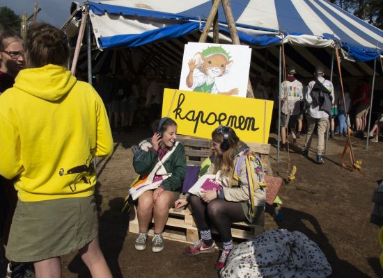 Op de HO-markt luisteren twee leidsters naar de liedjes van Nowan