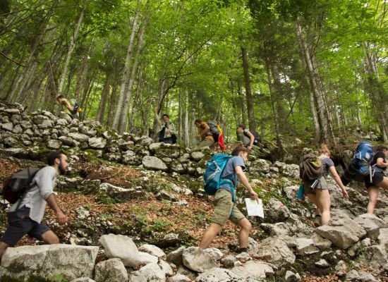 groep jins op bergwandeling