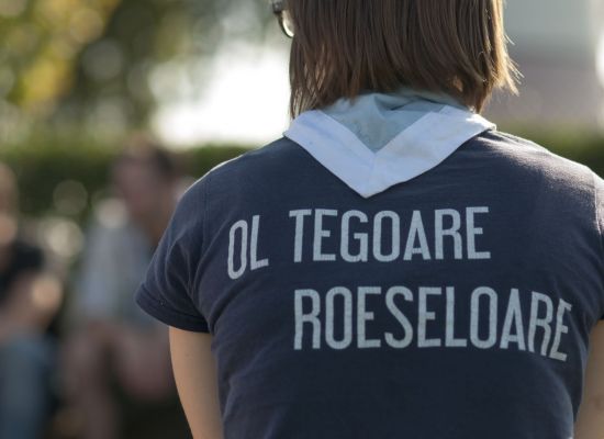 leidster met het opschrift "Ol tegoare Roeselare" op haar T-shirt