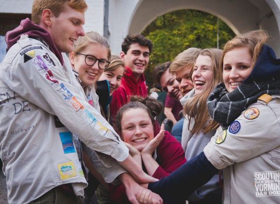 Groepje leiding die leidster dragen op vormingsweekend