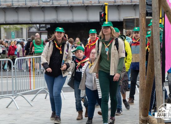 Twee scoutsleidsters komen met hun akabegroep aan op een akabe-evenement.