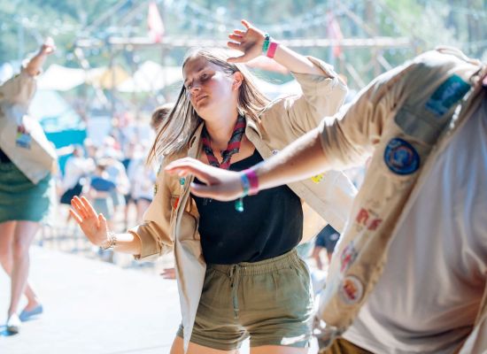 Leiders dansen de jaarlieddans op Herfstontmoeting