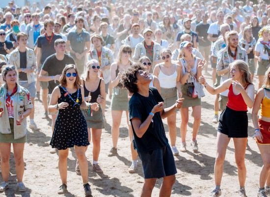 massa mensen dansen op jaarthemalied