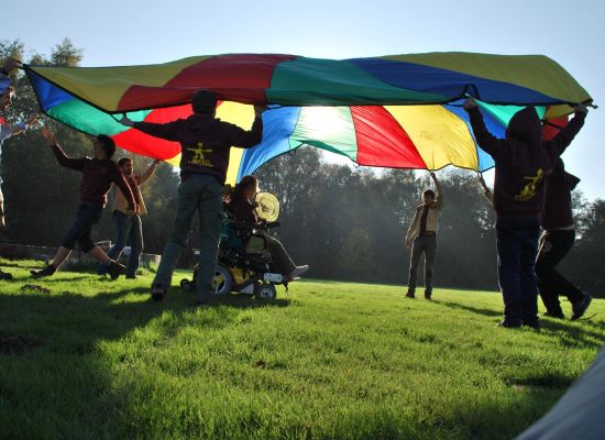 Akabe onder parachute