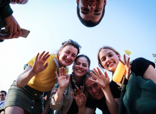 Een groep leiding die in een spiegel op de grond een foto trekken