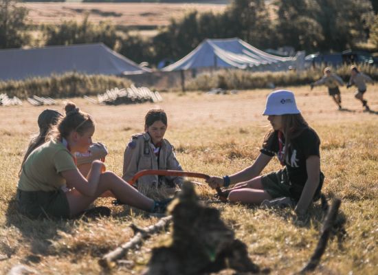 scouts en gidsen op een kampterrein