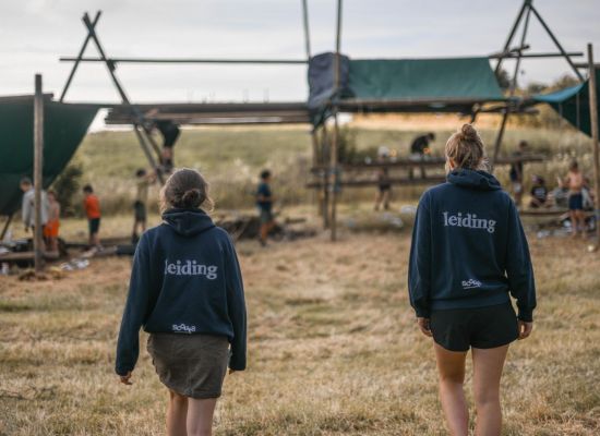 twee meisjes en een kampconstructie