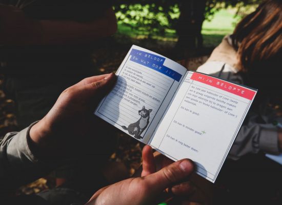 Het welpenpaspoort, geopend op de beloftetekst bij welpen