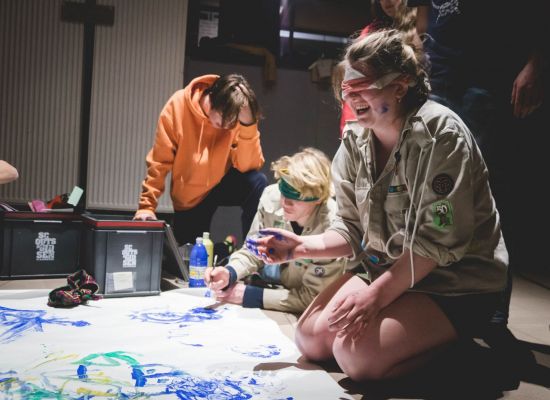 scouts geblinddoekt aan het schilderen