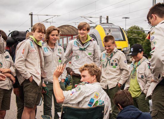 Jonggivers nemen de trein naar het kamp