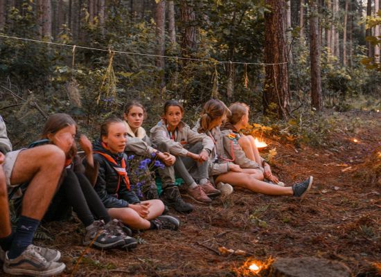 Jonggivers zitten rond kampvuur