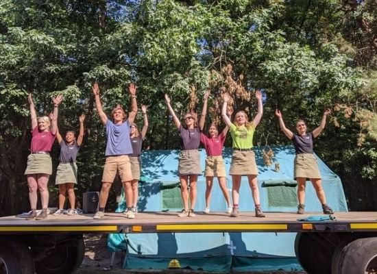 Leiding danst de jaarlieddans op een podium