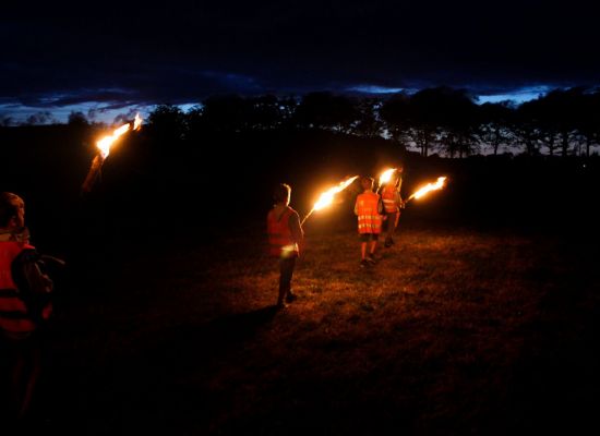 Kampvuur op kampterrein