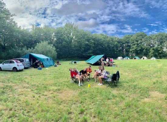 Kampterrein met op de voorgrond een groepje leiding