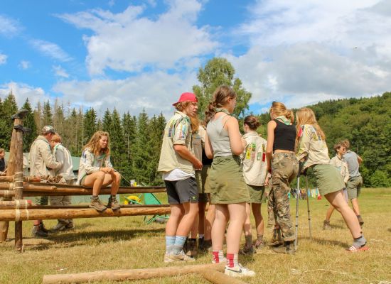 Gidsen en givers op scoutskamp