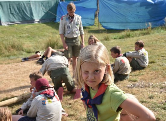 Jonggivers op kamp, een meisje kijkt van dichtbij in de camera