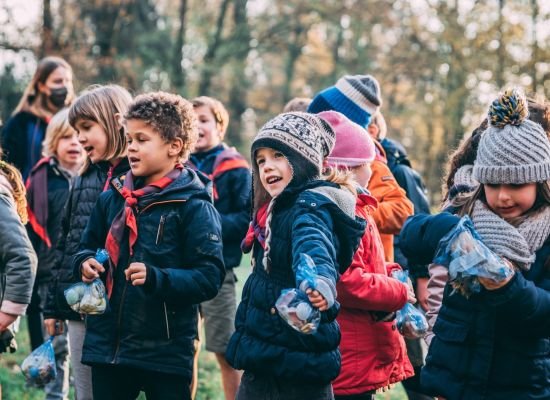 Lachende kinderen met een snoepzakje