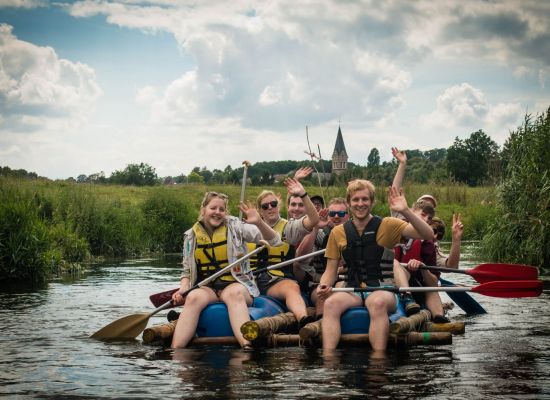 Leiding op een vlot in het water